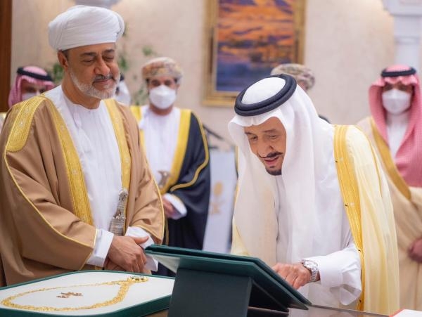عاجل : خادم الحرمين يمنح سلطان عمان وسام الملك عبدالعزيز