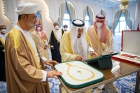 عاجل : خادم الحرمين يمنح سلطان عمان وسام الملك عبدالعزيز
