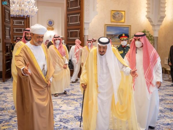 الملك يستعرض العلاقات التاريخية وآفاق التعاون مع سلطان عُمان