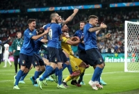 يورو 2020 مثالي
والزعامة للإيطالي