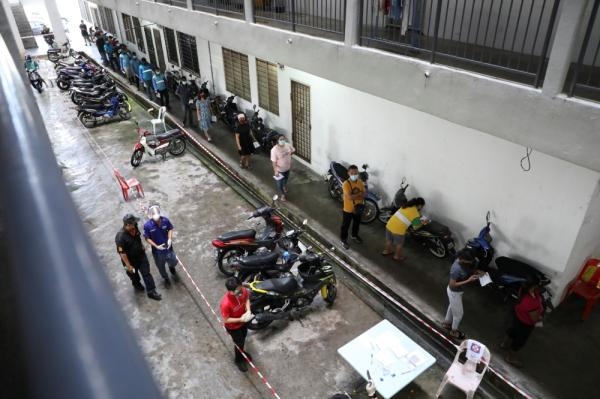 ماليزيا .. إغلاق مركز تطعيم بعد إصابة 200 من العاملين بكورونا