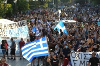 مظاهرات عارمة في اليونان اعتراضاً على قواعد التطعيم الجديدة