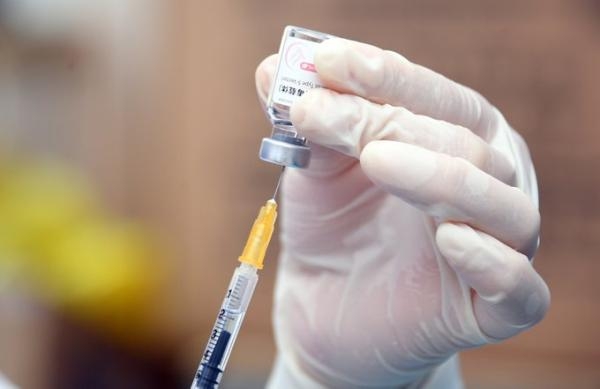 لاتفيا تقرر فرض التطعيم على العاملين بالصحة والتعليم