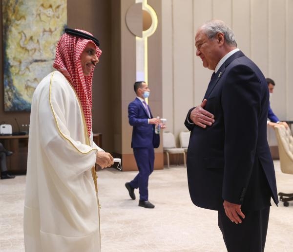 وزير الخارجية يبحث تعزيز التعاون الثنائي مع نظيره بأزوبكستان 