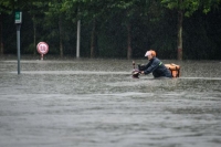 الصين .. وفاة 12 وحصار المئات داخل أنفاق مترو بعد فيضانات عارمة