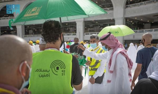 توزيع 50 ألف مظلة على قاصدي المسجد الحرام