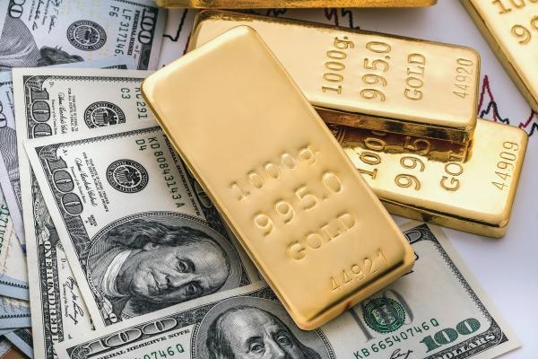 الذهب يتراجع تحت ضغط ارتفاع الدولار