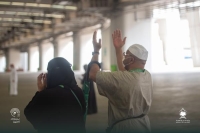 الحجاج يتوافدون الى المسجد الحرام لأداء طواف الوداع