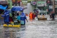 بسبب الأمطار الغزيرة .. الفلبين تجلي الآلاف في مانيلا