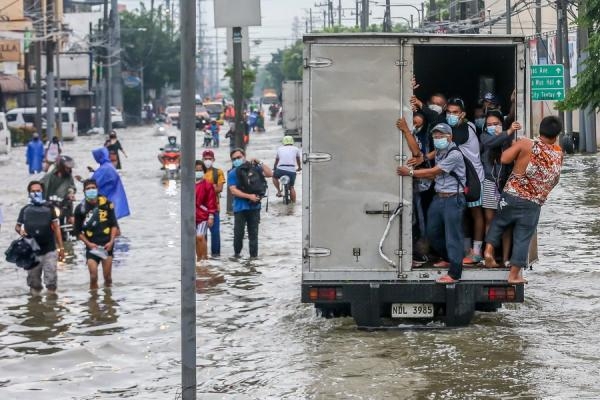 بسبب الأمطار الغزيرة .. الفلبين تجلي الآلاف في مانيلا