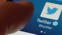 «تويتر» يعلق عددا من الحسابات بالعلامة الزرقاء