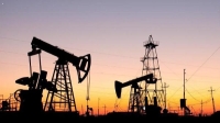 النفط يستقر مع توقعات بنقص في المعروض