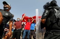 الأزمة السياسية في تونس تلقي بظلالها على السندات