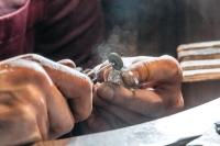 المهارة اليدوية تتفوق على الأجهزة الحديثة في «صياغة المجوهرات»