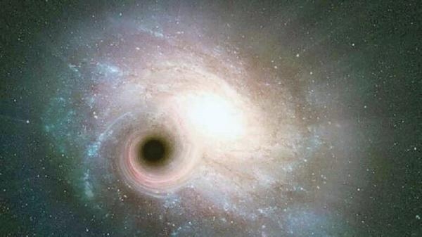 توهجات براقة خلف ثقب الفضاء الأسود