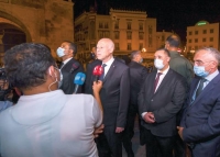 الرئيس التونسي يلتقي مواطنيه وسط العاصمة.. ووثيقة دعم ضد الفساد