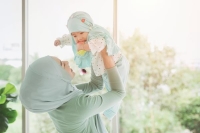 «الرضاعة الطبيعية».. فوائدها صحية للمولود ووقاية للأم من الأمراض