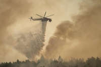 النيران تحاصر 10 قرى في جزيرة إيفيا اليونانية