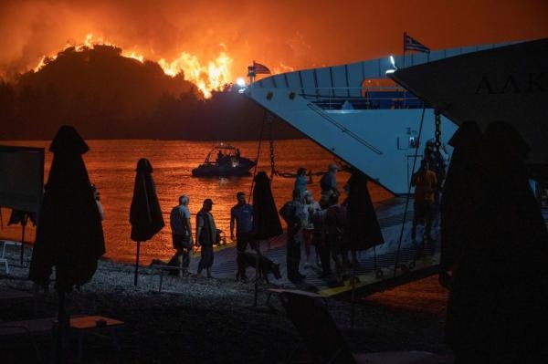 حرائق الغابات.. عمليات إخلاء ومشاهد مأساوية في اليونان