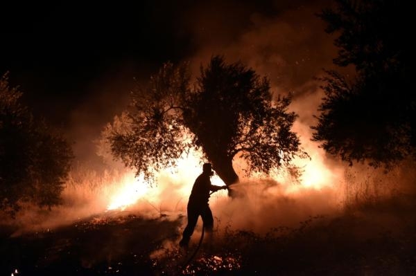 لليوم السادس .. الآلاف يفرون من الحرائق في جزيرة إيفيا اليونانية