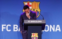 بالصور.. ميسي يؤكد باكيا رحيله عن برشلونة