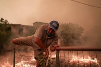 حرائق الغابات تخرج عن السيطرة في بيلوبونيز اليونانية