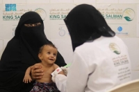 مركز الملك سلمان يكافح سوء تغذية 20 ألف طفل وأم باليمن