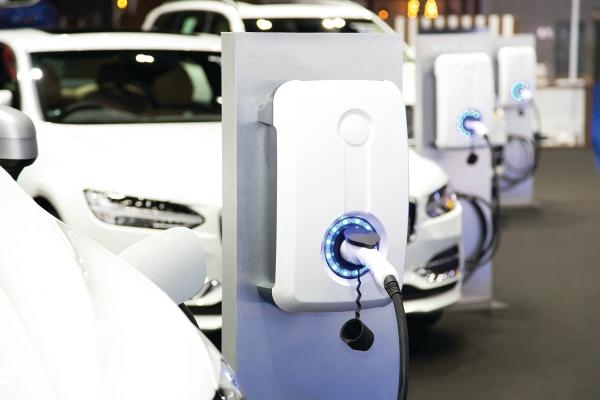 انتشار السيارات الكهربائية مرهون بخفض التكلفة ومحطات الشحن