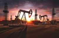 النفط يتراجع مع صعود الدولار وزيادة منصات الحفر الأمريكية