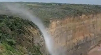 مياه الشلال تصعد إلى الأعلى