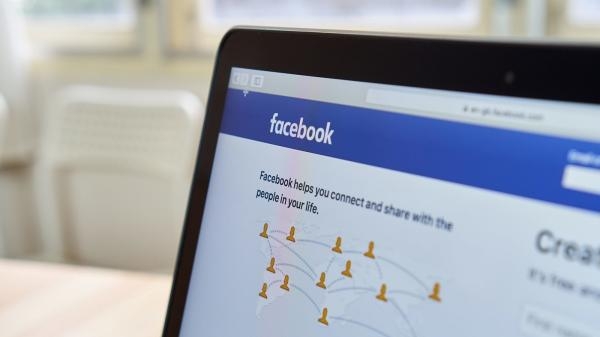 «فيسبوك» قد تحذف «حسابات أصلية» مضللة