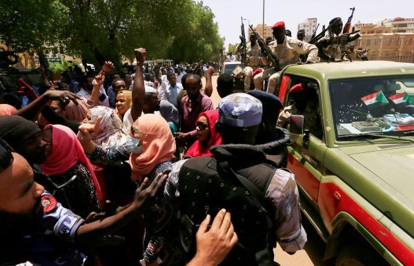 محتجون يغلقون خط أنابيب للنفط المستورد في شرق السودان