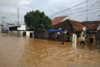 إندونيسيا .. مصرع 4 أشخاص جراء انهيارات أرضية وفيضانات