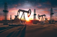 النفط ينخفض وسط احتمالات بتعزيز «أوبك+» للإنتاج