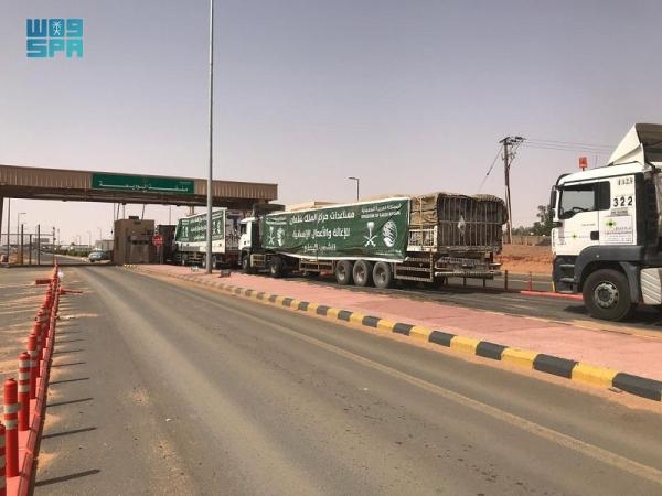 80 شاحنة إغاثية تعبر منفذ الوديعة لمساعدة الشعب اليمني