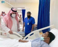 أمير جازان بالنيابة يطمئن على صحة مصابي مطار الملك عبدالله