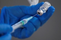 واشنطن: 77% من الأمريكيين تلقوا جرعة واحدة من اللقاح 