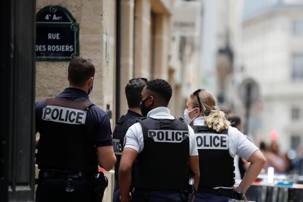 شرطة باريس تتلقى البلاغات النسائية منزليًا.. تعرّف على السبب