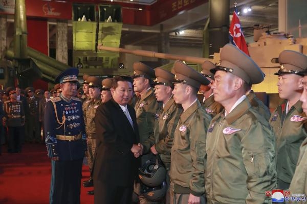 «قوة مميتة» ظهرت خلف زعيم كوريا الشمالية تثير الفزع