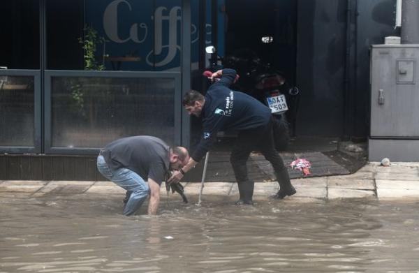 السيول تضرب أنحاء اليونان والمئات يطلبون المساعدة