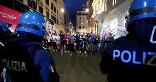عشرات الآلاف يتظاهرون ضد «الفاشية» في روما