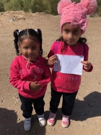 العثور على طفلتين تتجولان بمفردهما على الحدود بين أمريكا والمكسيك