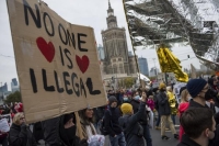بولندا.. المئات يتظاهرون من أجل معاملة أفضل للاجئين