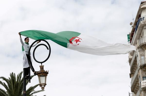 رفع حظر التجوال مؤقتاً في الجزائر وسط انحسار كورونا