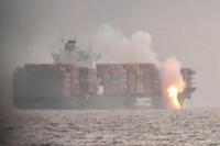 كندا تراقب حريق في سفينة حاويات قبالة ساحل فيكتوريا