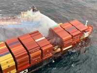  سقوط 100 حاوية من سفينة شهدت حريقا قبالة كولومبيا البريطانية