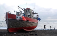 فرنسا تحتجز قارب صيد بريطاني وتصادر آخر بعد اندلاع خلاف 