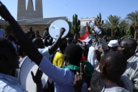 مئات آلاف السودانيين يتظاهرون للمطالبة بعودة المدنيين للحكم