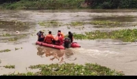 مقتل شخص وفقدان 6 بعد انقلاب قارب في نهر إندونيسي