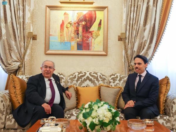 وزير الخارجية يستعرض العلاقات مع نظيره الجزائري
